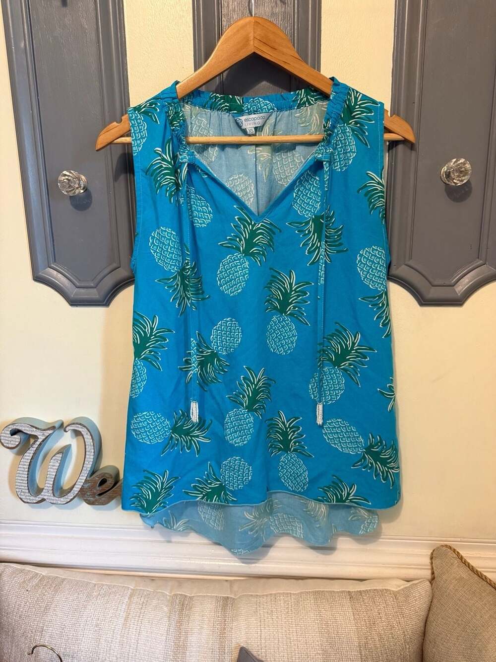 Escapada Living Blue and Green Pineapple Print Sleeveless V-Neck Tank Top XS